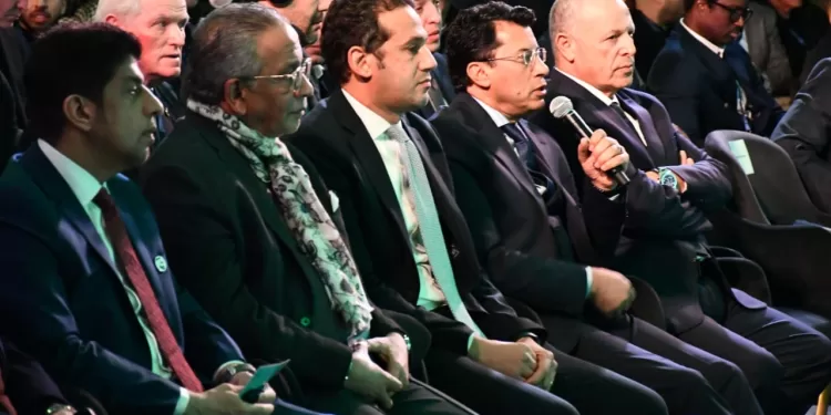 وزير الرياضة يناقش مستجدات الكرة العالمية بحضور فينجر 1 - جريدة الجمهورية أهالي المدينة الباسلة يشيعون جثمان آخر الفدائيين بالسويس