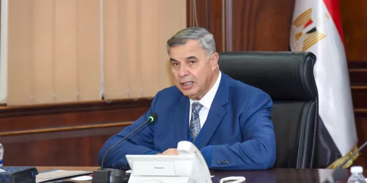 محافظ الإسكندرية يكلف رؤساء الأحياء بحصر منافذ بيع السلع الغذائية وزيادتها في المناطق الأكثر احتياجًا