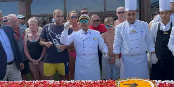 فيديو| أكبر تورتة على شواطئ الغردقة تُحيي احتفالية سياحية وتجذب السائحين الأجانب