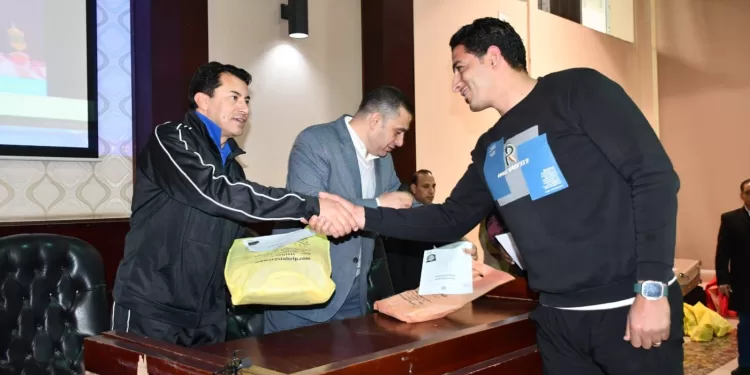 وزير الرياضة يُسَلِّم الفائزين في ماراثون زايد الخيري تذاكر العمرة