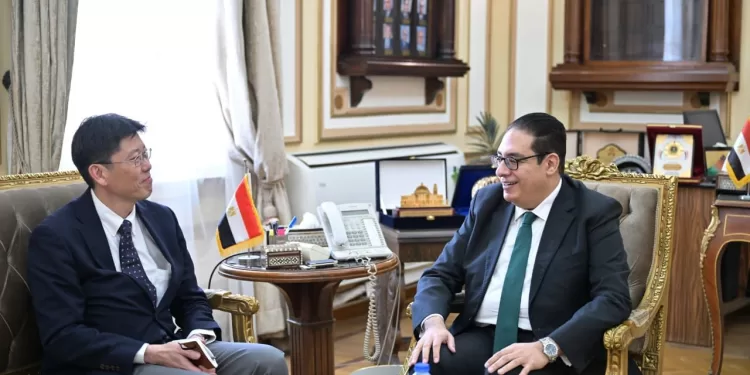 رئيس جامعة القاهرة يلتقي ممثل «جايكا» لتعزيز الشراكة في مشروعات التطوير