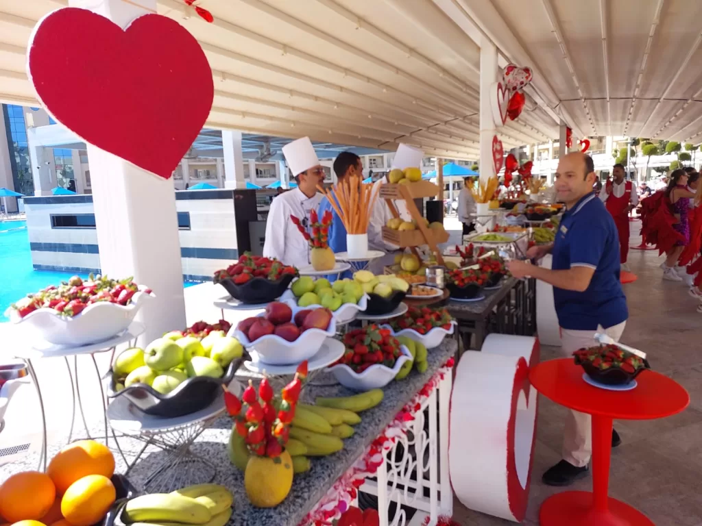 مهرجان «البينك فوم والفراولة» يجذب السائحين في احتفالات عيد الحب بالغردقة 2 | جريدة الجمهورية