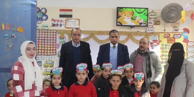 وكيل تعليم الجيزة يتابع انتظام الدراسة.. ويؤكد: لن نقبل إلا بتعليم يُخرج قادة ومبدعين
