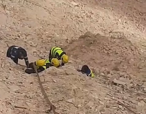 إسعاف السويس تنقذ طالب الجامعة الألمانية اثر سقوطه من أعلي جبل الجلالة 1 - جريدة الجمهورية إسعاف السويس تنقذ طالب الجامعة الألمانية اثر سقوطه من أعلي جبل الجلالة