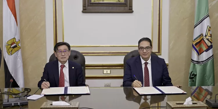 رئيس جامعة القاهرة يبحث مع وفد كوري سبل تعزيز العلاقات الأكاديمية والبحثية