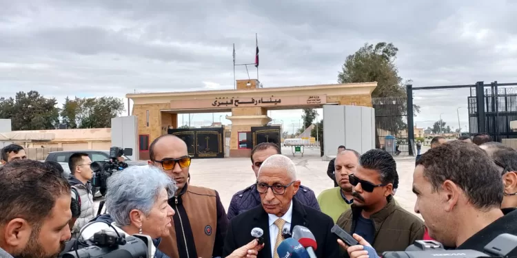 شمال سيناء: المحافظ يتفقد معبر رفح ويُطلع وسائل الإعلام على آخر المستجدات