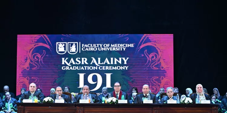 قصر العيني تحتفل بتخريج الدفعة 191 بحضور رئيس الجامعة في احتفالية مهيبة