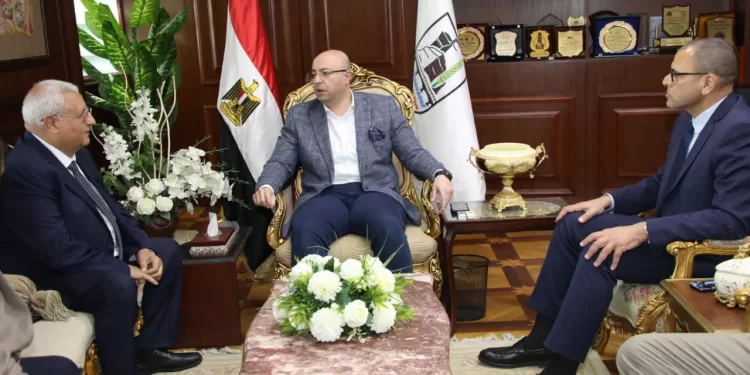 بني سويف: كروت شراء مواد غذائية بـ500 ألف جنيه للأسر الأولى بالرعاية من البنك الزراعى