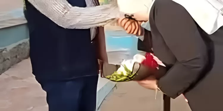 خصم 7 أيام عقوبة تقديم باقة ورد وتقبيل يد الزوج بطابور المدرسة في الشرقية