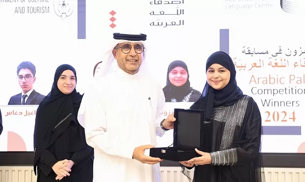 «مركز أبوظبي» يكرّم الفائزين بالدورة الرابعة لمسابقة «أصدقاء اللغة العربية» 3 - جريدة الجمهورية سعادة سعيد حمدان الطنيجي في صورة مع الفائزين في مسابقة أصدقاء اللغة العربية - جريدة الجمهورية