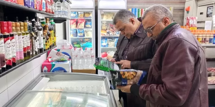 حملة تفتيشية مكثفة على محلات الأغذية بوسط الإسكندرية.. وغرامات بـ700 ألف جنيه للمخالفين