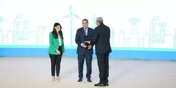 رئيس الوزراء ووزيرة التخطيط يكرمان محافظ الغربية لجهوده في مبادرة القرية الخضراء