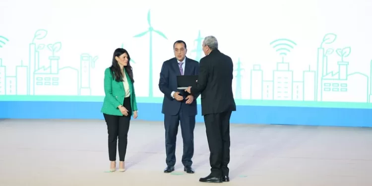رئيس الوزراء ووزيرة التخطيط يكرمان محافظ الغربية لجهوده في مبادرة القرية الخضراء 1 - جريدة الجمهورية رئيس الوزراء ووزيرة التخطيط يكرمان محافظ الغربية لجهوده في مبادرة القرية الخضراء