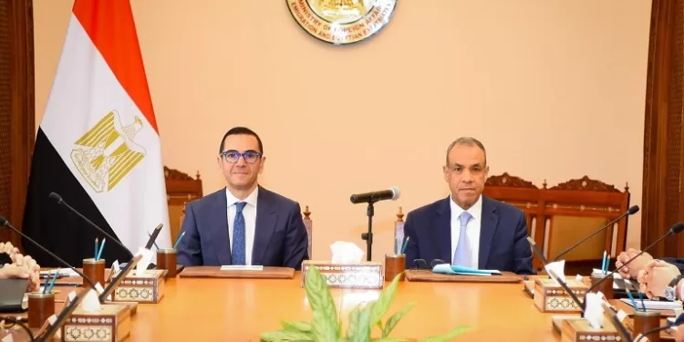 اجتماع تنسيقي لتعزيز الاقتصاد الوطني بين وزارتي «الخارجية والهجرة» و«الاستثمار والتجارة الخارجية»