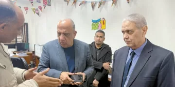 «عصمت» يتابع سير العمل بكهرباء شمال القاهرة.. و«يستمع للعاملين»