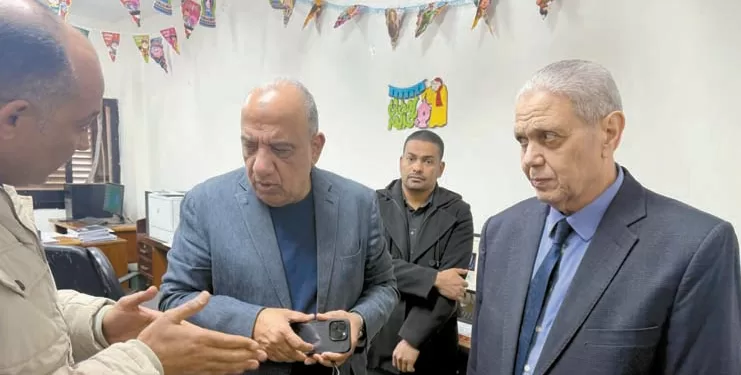 «عصمت» يتابع سير العمل بكهرباء شمال القاهرة.. و«يستمع للعاملين»