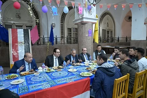 رئيس جامعة القاهرة يشارك طلاب المدينة الجامعية إفطارًا رمضانيًا 6 | جريدة الجمهورية