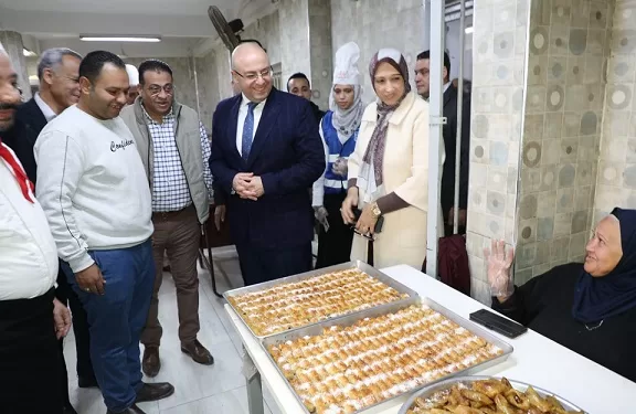 محافظ بني سويف يتفقد «مطبخ المصرية» الذي أعده فرع مجلس المرأة