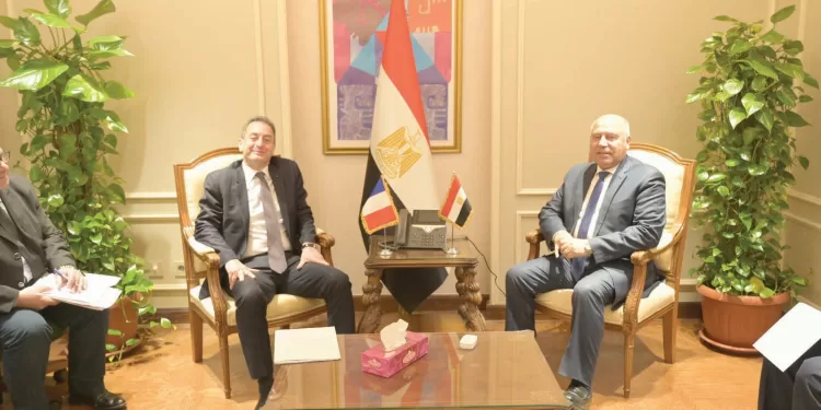 «الوزير» والسفير الفرنسى بحثا: استكمال إنشاء مجمع الستوم الصناعى العملاق ببرج العرب