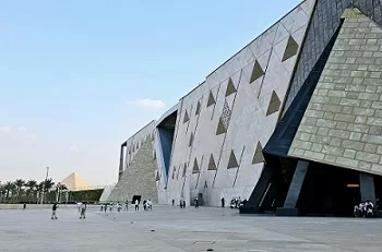 السفارة البريطانية لـ«الجمهورية»: المتحف المصرى الكبير علامة فارقة فى الحفاظ على التراث العالمى 2 - جريدة الجمهورية الجامعة الأمريكية والمتحف المصري الكبير يتعاونان لتدريب المرشدين السياحيين والمصورين