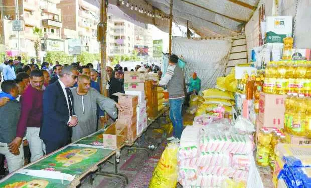 رئيس الغرفة التجارية بالقاهرة: القلة الجشعة لا تمثل عموم التجار 1 - جريدة الجمهورية الزمالك يشكو «العميد» غضب جماهيرى كبير فى ميت عقبة .. و15 مليونا لإغراء «عبد المجيد»
