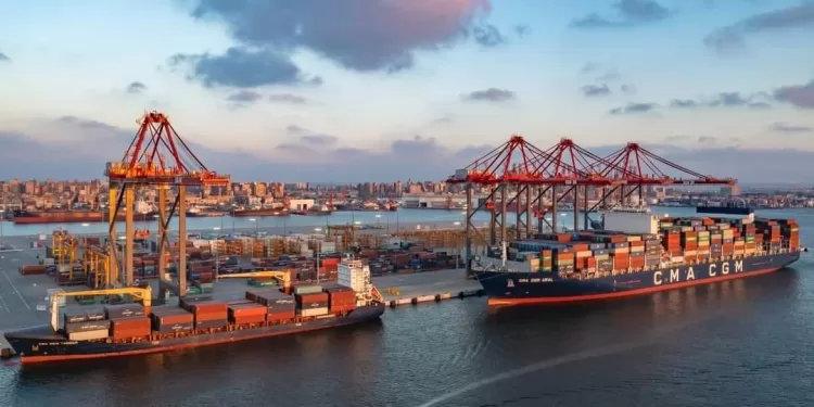 يوم حافل في ميناء الإسكندرية: تداول 209 آلاف طن بضائع ووصول 40 سفينة