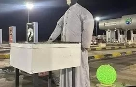 إزالة مجسم بائع الكنافة من أمام بوابة الرسوم بالإسكندرية