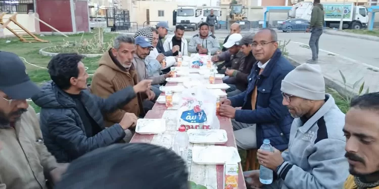 رئيس حي فيصل بالسويس يشارك العاملين بالوردية الثانية إفطار رمضان في أجواء مليئة بالمحبة