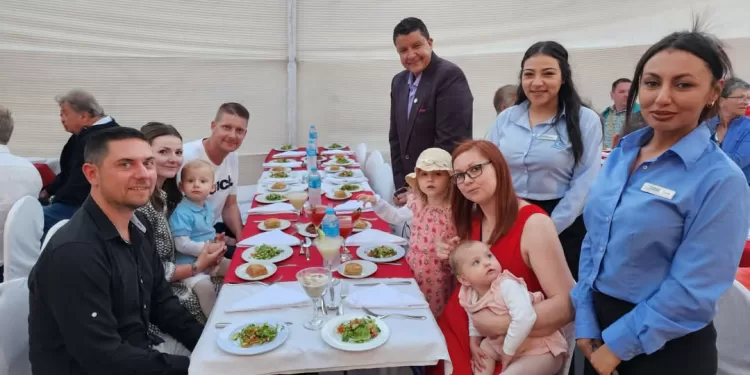 السائحون الأجانب علي مائدة إفطار العاملين بالسياحة في مرسي علم