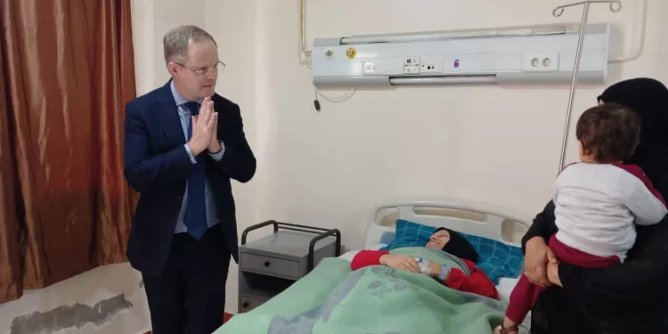 السفير البريطاني في القاهرة يتفقد جرحى فلسطينيين بمستشفى العريش