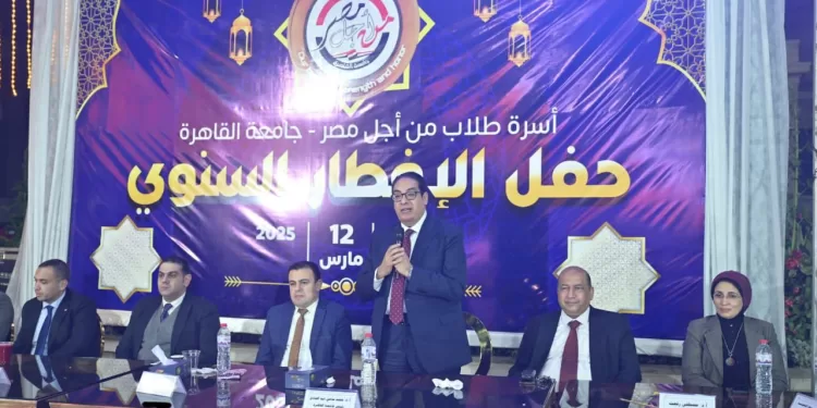 رئيس جامعة القاهرة يشارك في حفل الإفطار الجماعي لأسرة طلاب من أجل مصر