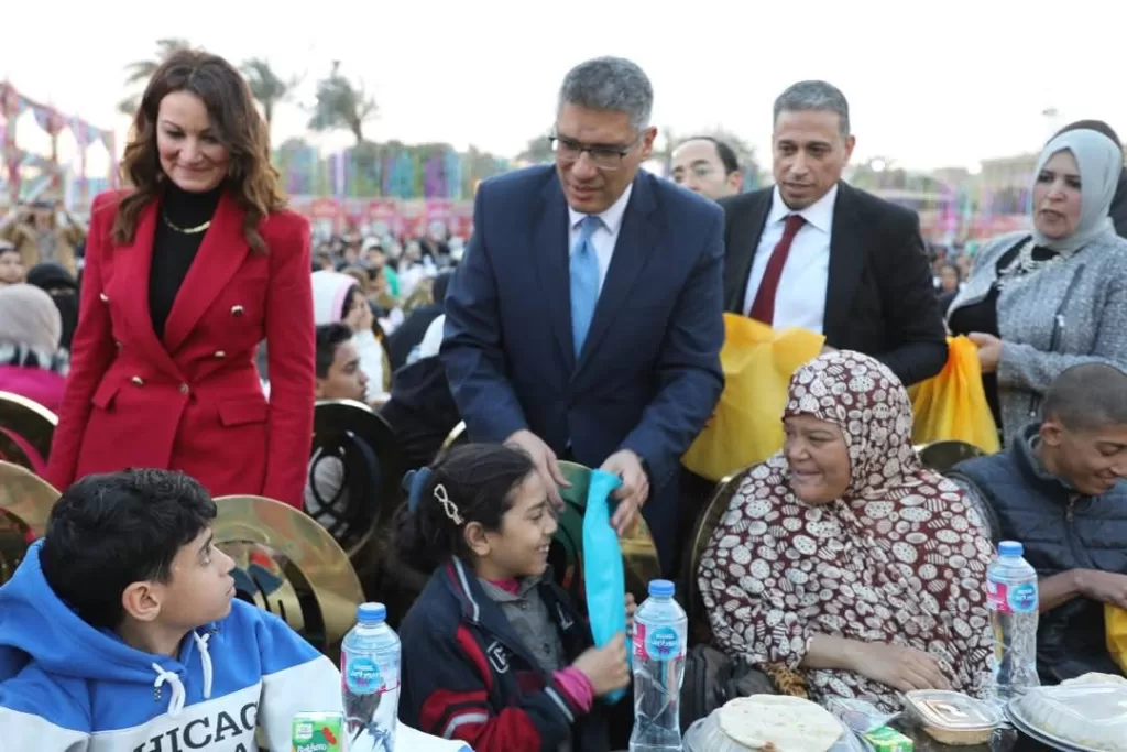 محافظ الجيزة يشارك الأيتام وذوي الهمم فرحة رمضان في إفطار جماعي ضخم 4 | جريدة الجمهورية