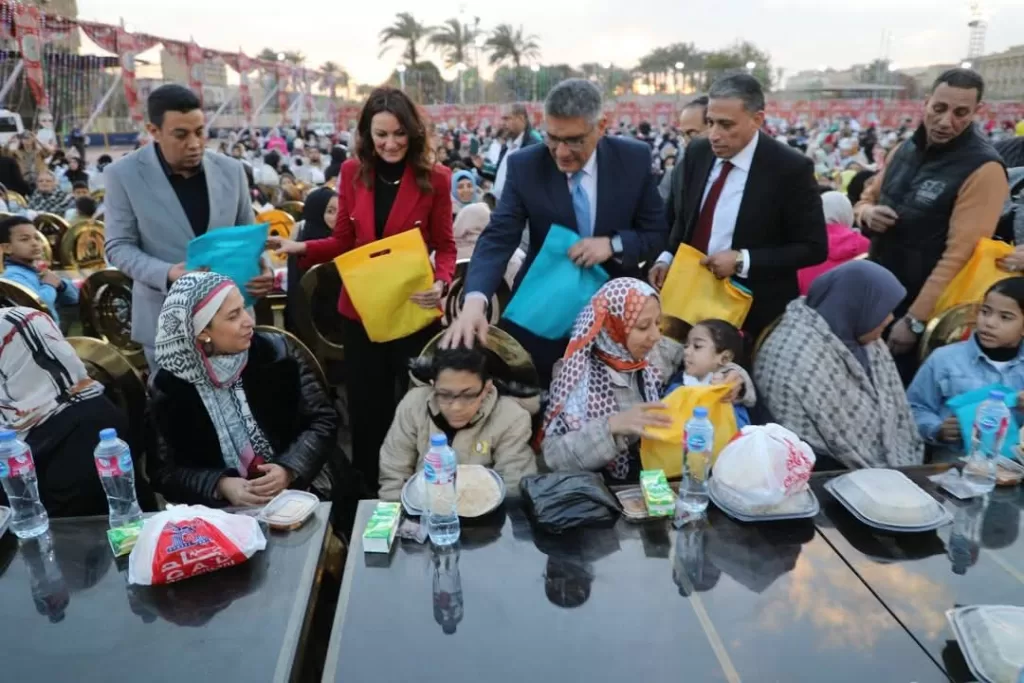 محافظ الجيزة يشارك الأيتام وذوي الهمم فرحة رمضان في إفطار جماعي ضخم 6 | جريدة الجمهورية