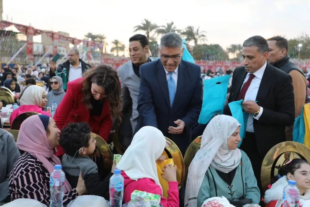 محافظ الجيزة يشارك الأيتام وذوي الهمم فرحة رمضان في إفطار جماعي ضخم 8 | جريدة الجمهورية