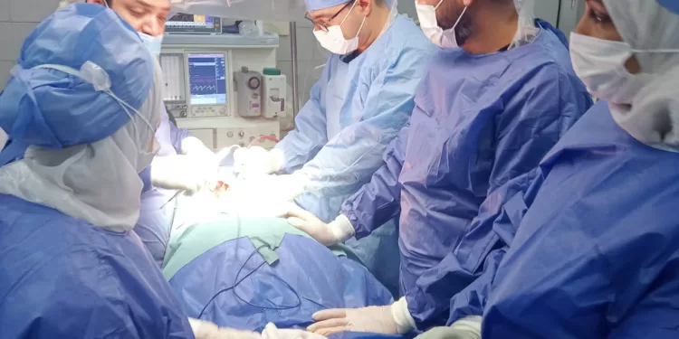 معجزة طبية بمستشفى أجا: استخراج شظية من العمود الفقري بعد 4 ساعات من الجراحة الدقيقة