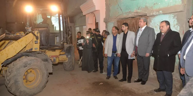 فيديو| محافظ أسيوط في موقع الحادث: جهود مكثفة لإنقاذ محاصرين تحت أنقاض منزل النخيلة 1 - جريدة الجمهورية فيديو| محافظ أسيوط في موقع الحادث: جهود مكثفة لإنقاذ محاصرين تحت أنقاض منزل النخيلة