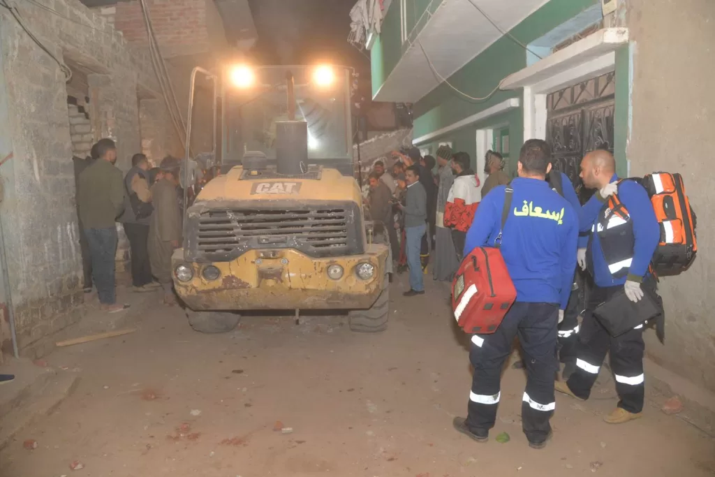 فيديو| محافظ أسيوط في موقع الحادث: جهود مكثفة لإنقاذ محاصرين تحت أنقاض منزل النخيلة 16 | جريدة الجمهورية