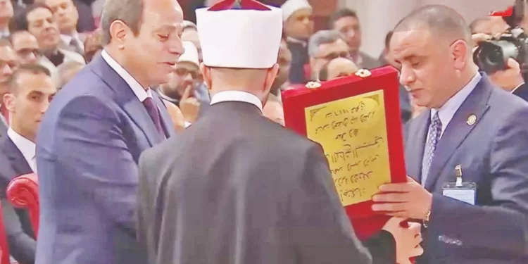 قراءة فى الكتاب الذى أهداه الأزهرى للرئيس السيسى: الحق المبين فى الرد على من تلاعب بالدين.. كشف أكاذيب تيارات التشدد 1 - جريدة الجمهورية قراءة فى الكتاب الذى أهداه الأزهرى للرئيس السيسى: الحق المبين فى الرد على من تلاعب بالدين.. كشف أكاذيب تيارات التشدد