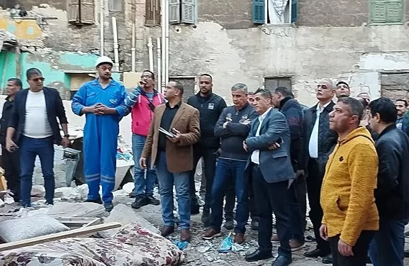 النيابة تواصل تحقيقاتها في انهيار عقار اللبان.. وتقرر التحفظ على المالك ودفن الضحية