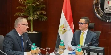 وزير الاستثمار يبحث مع السفير التشيكي تعزيز الشراكة الاقتصادية بين البلدين