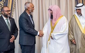 «رئيس المالديف» يثني على دور المملكة الريادي في خدمة الإسلام والمسلمين خلال لقائه بإمام «الحرم النبوي»