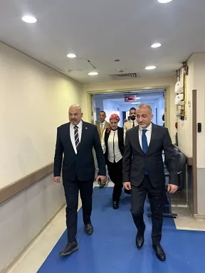 السفير «العكلوك» يتفقد أحوال جرحى ومرضى العدوان الإسرائيلي بـ «معهد ناصر» 2 - جريدة الجمهورية 1 296 - جريدة الجمهورية