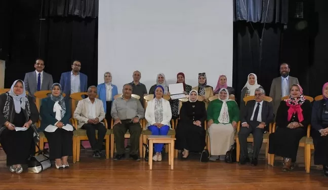 «تربية عين شمس» تكرم المتميزين لتعزيز التنافس الأكاديمي