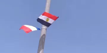 العريش تتزين بأعلام مصر وفرنسا استعدادًا لزيارة ماكرون