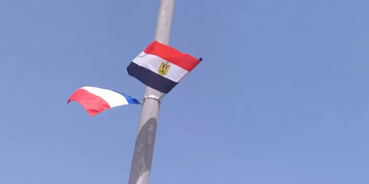 العريش تتزين بأعلام مصر وفرنسا استعدادًا لزيارة ماكرون