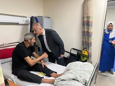 السفير «العكلوك» يتفقد أحوال جرحى ومرضى العدوان الإسرائيلي بـ «معهد ناصر» 11 - جريدة الجمهورية 11 56 - جريدة الجمهورية