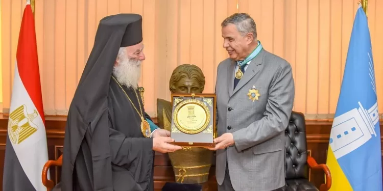 البابا ثيودوروس الثاني يقلد محافظ الإسكندرية «وسام القائد من رتبة أسد الرسول مرقس» 1 - جريدة الجمهورية البابا ثيودوروس الثاني يقلد محافظ الإسكندرية «وسام القائد من رتبة أسد الرسول مرقس»