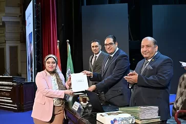 «جامعة القاهرة» تكرم فريق عمل زيارة ماكرون تقديرًا لجهودهم 12 - جريدة الجمهورية 12 50 - جريدة الجمهورية
