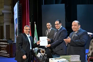 «جامعة القاهرة» تكرم فريق عمل زيارة ماكرون تقديرًا لجهودهم 13 - جريدة الجمهورية 13 46 - جريدة الجمهورية