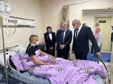 السفير «العكلوك» يتفقد أحوال جرحى ومرضى العدوان الإسرائيلي بـ «معهد ناصر» 14 - جريدة الجمهورية 14 33 - جريدة الجمهورية